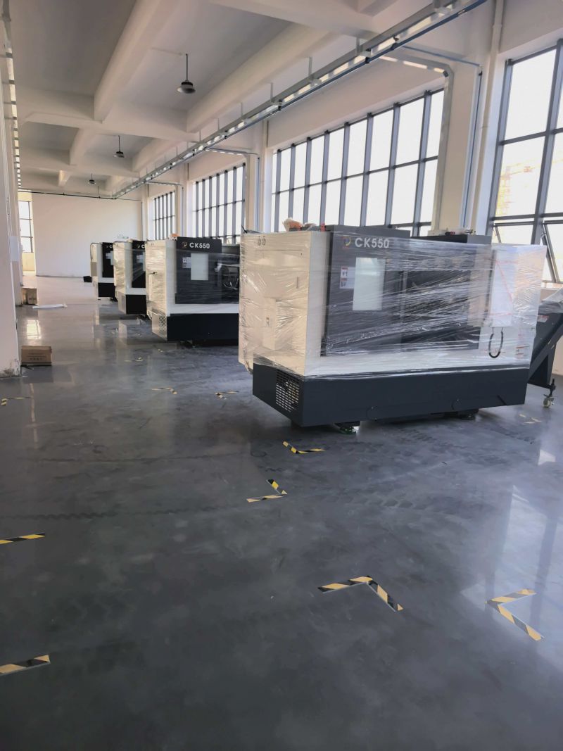 交付4台斜轨CK550数控车床配桁架机械手