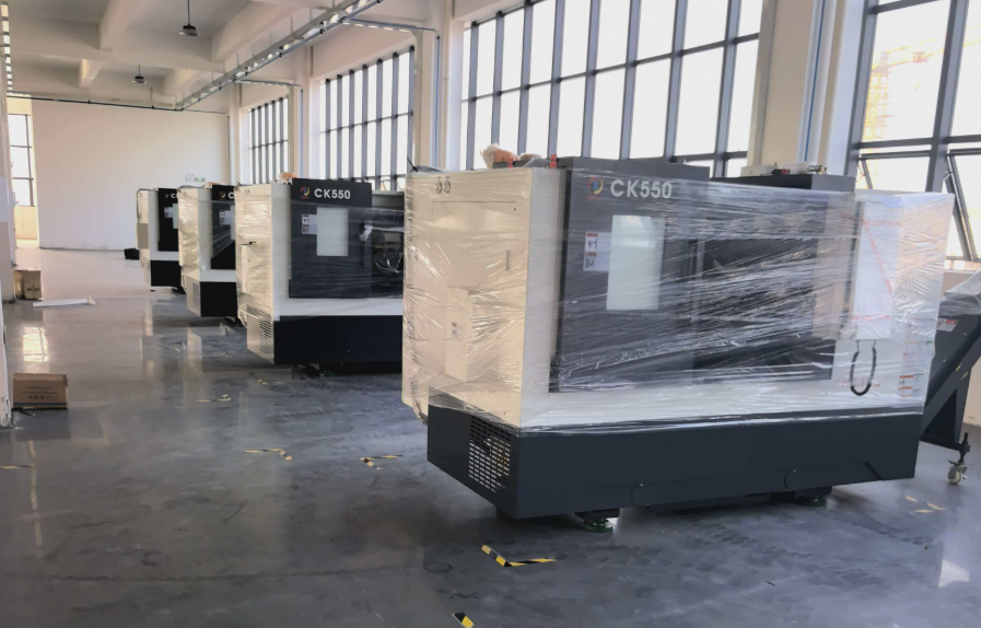 交付4台斜轨CK550数控车床配桁架机械手